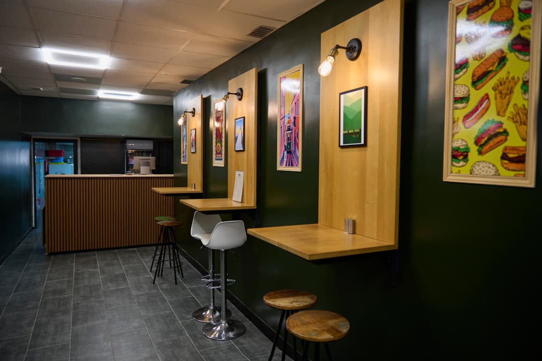 La salle et le comptoir du restaurant Naaaaan